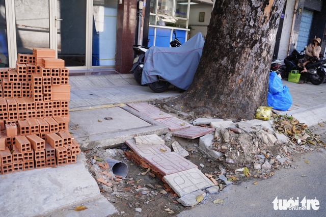Sidewalk construction left in disarray around schools, hospitals in Ho Chi Minh City
- Ảnh 1.