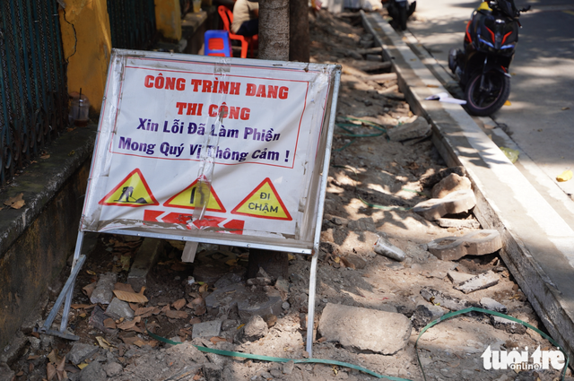 Sidewalk construction left in disarray around schools, hospitals in Ho Chi Minh City
- Ảnh 4.