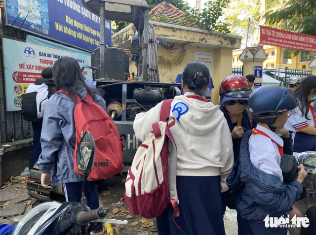 Sidewalk construction left in disarray around schools, hospitals in Ho Chi Minh City
- Ảnh 5.