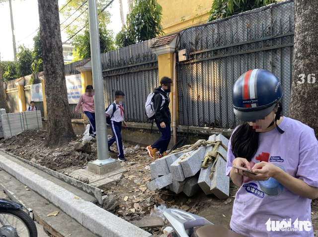 Sidewalk construction left in disarray around schools, hospitals in Ho Chi Minh City
- Ảnh 6.