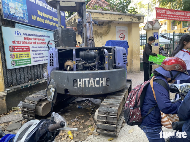 Sidewalk construction left in disarray around schools, hospitals in Ho Chi Minh City
- Ảnh 7.