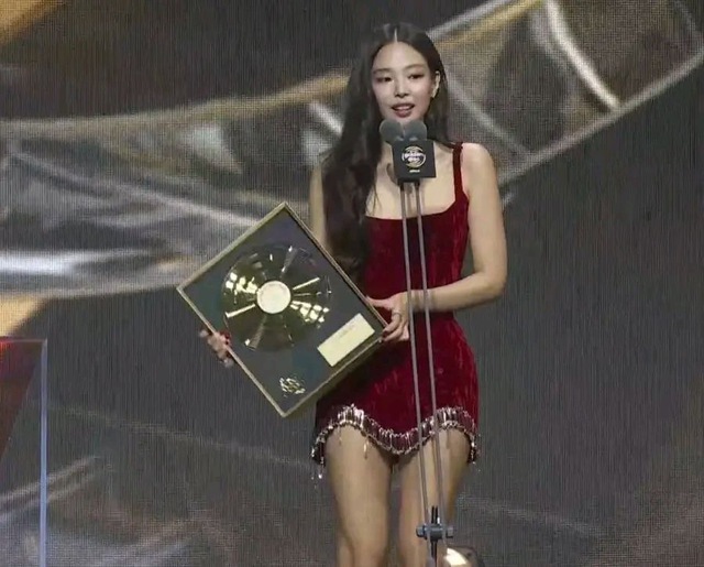 Jennie và những lần diện trang phục "gây sốt" tại lễ trao giải- Ảnh 3.