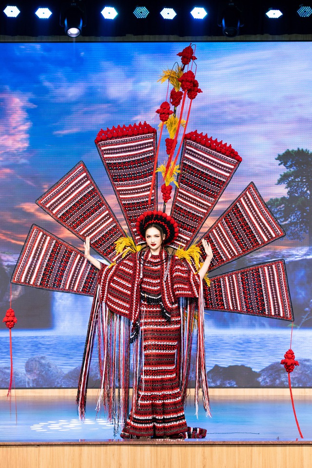 Á hậu Thu Ngân giới thiệu văn hóa đồng bào Châu Ro đến Hoa hậu liên lục địa - Ảnh 4.