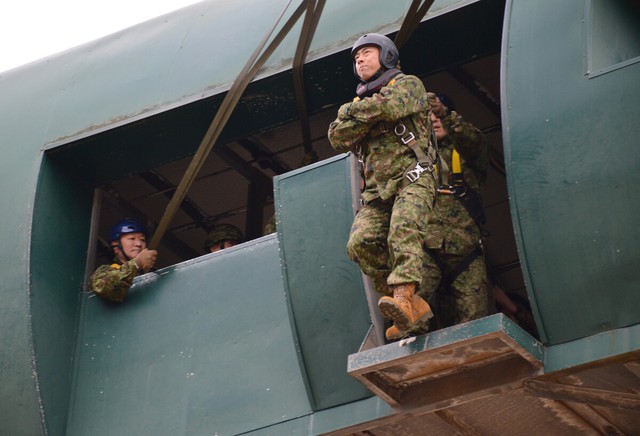 Record 15 nations join GSDF's New Year jump drill- Ảnh 1.