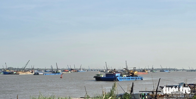 Vietnam construction projects face rising costs as barges crowd Mekong River for Cambodian sand- Ảnh 1.