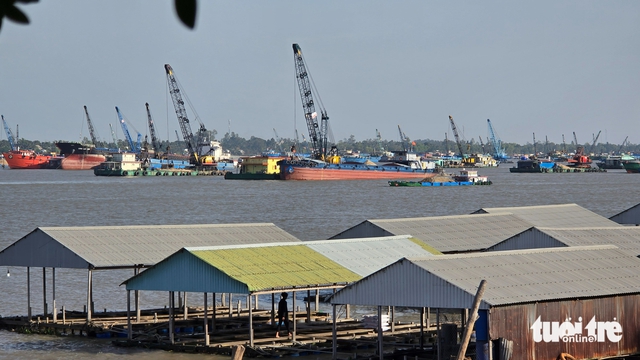 Vietnam construction projects face rising costs as barges crowd Mekong River for Cambodian sand- Ảnh 3.