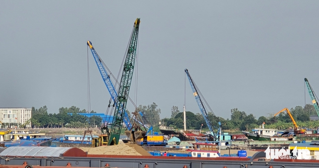 Vietnam construction projects face rising costs as barges crowd Mekong River for Cambodian sand- Ảnh 2.