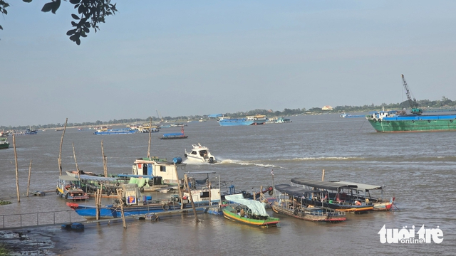 Vietnam construction projects face rising costs as barges crowd Mekong River for Cambodian sand- Ảnh 5.