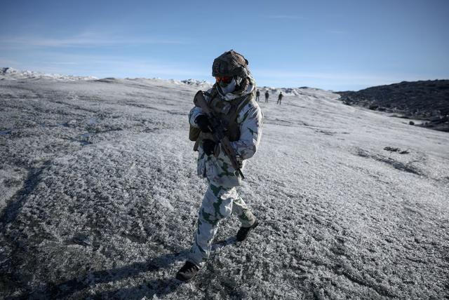 European commissioner says US military takeover of Greenland would be end of NATO  - Ảnh 1.