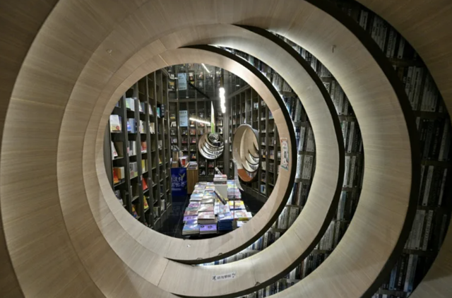 Novel concept: China's spellbinding bookstores draw selfie snappers  - Ảnh 1.
