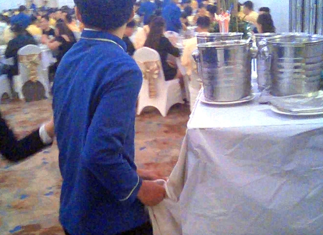 Investigation: Behind glittering wedding halls in Ho Chi Minh City are lapses in food safety, oversight- Ảnh 5.
