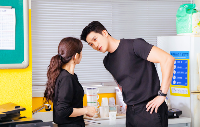 Sức hút trái ngược tạo nên thành công của phim Spring fever - Ảnh 1.