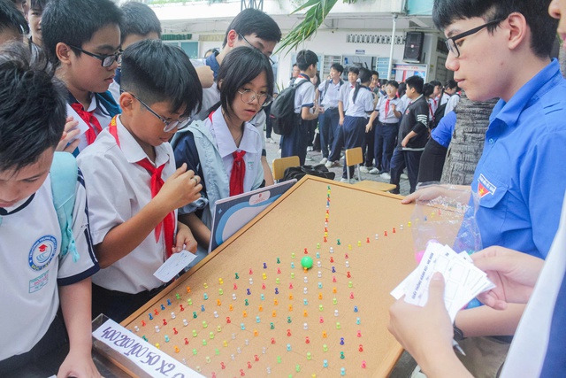 Học sinh Trường THCS Độc Lập thích thú tham gia Ngày hội Khoa học Sci-me- Ảnh 5.