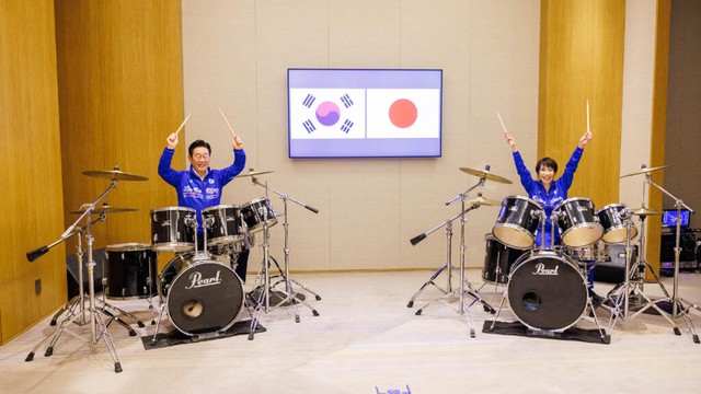 Japan, South Korea leaders drum up viral moment with K-pop jam - Ảnh 1.