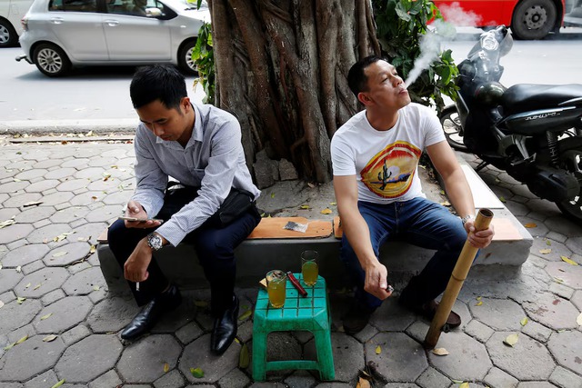 Vietnam to implement cigarette excise tax from 2027, gradual hike to follow- Ảnh 1.
