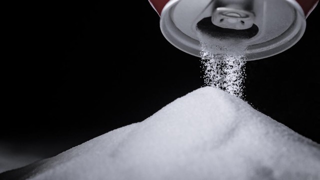 WHO says sugary drinks, alcohol getting cheaper, should be taxed more - Ảnh 1.