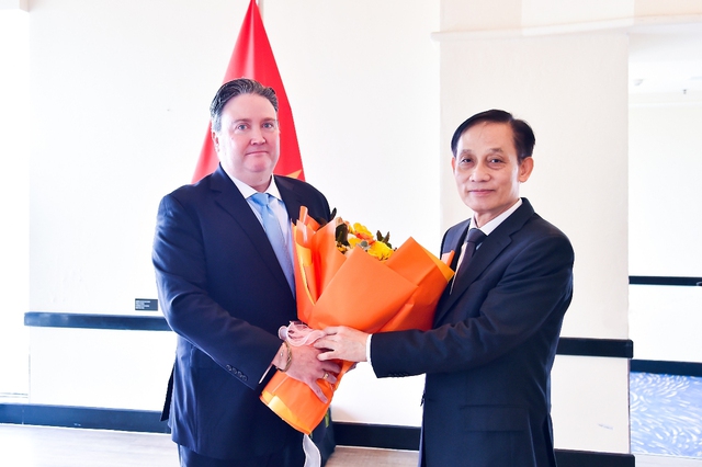 Vietnam awards Friendship Order to US ambassador - Ảnh 1.