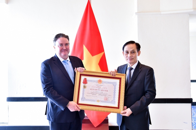 Vietnam awards Friendship Order to US ambassador - Ảnh 1.