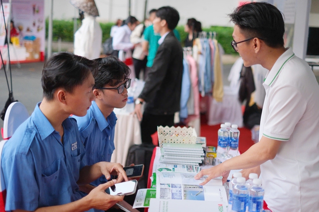 Vietnam youth face job mismatch as firms report skills shortages across Asia-Pacific: Manpower- Ảnh 1.