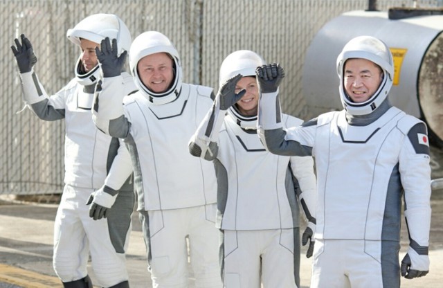 Astronauts leave ISS in first-ever medical evacuation- Ảnh 1.