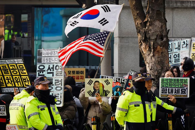 South Korea's ex-president Yoon given 5-year jail term in first ruling over martial law- Ảnh 1.