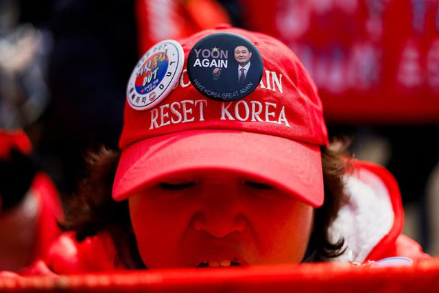 South Korea's ex-president Yoon given 5-year jail term in first ruling over martial law- Ảnh 4.