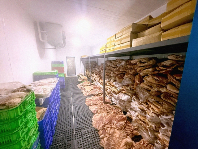 Ho Chi Minh City busts food counterfeiting racket selling 50 metric tons of fake specialty meat- Ảnh 5.