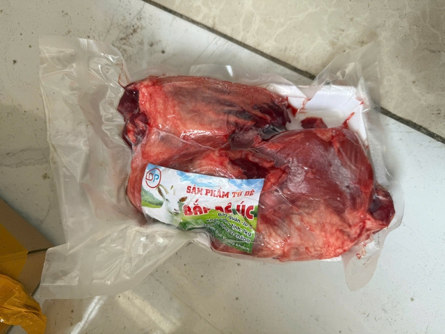 Ho Chi Minh City busts food counterfeiting racket selling 50 metric tons of fake specialty meat- Ảnh 4.
