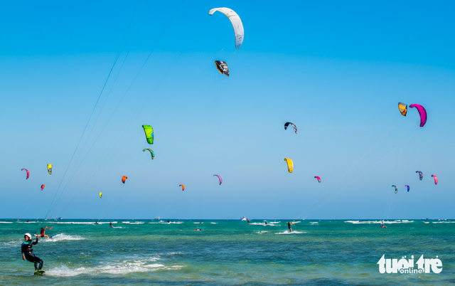 Vietnam’s Khanh Hoa hosts int’l kiteboarding event to boost beach tourism- Ảnh 1.