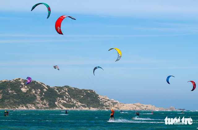 Vietnam’s Khanh Hoa hosts int’l kiteboarding event to boost beach tourism- Ảnh 2.