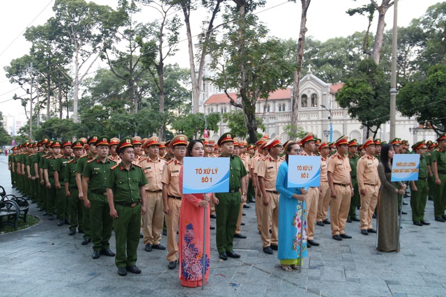 Ho Chi Minh City launches crackdown on sidewalk, roadway encroachment - Ảnh 3.