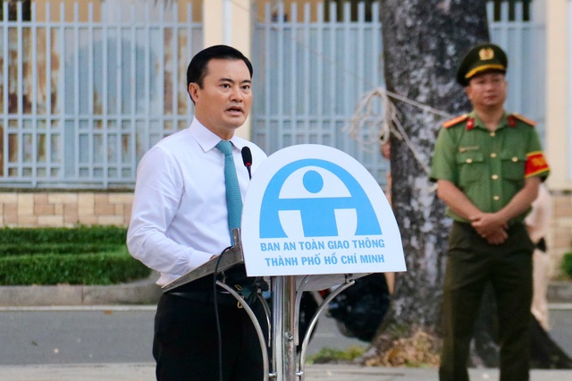 Ho Chi Minh City launches crackdown on sidewalk, roadway encroachment - Ảnh 1.