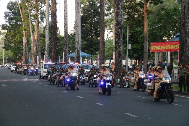 Ho Chi Minh City launches crackdown on sidewalk, roadway encroachment - Ảnh 5.