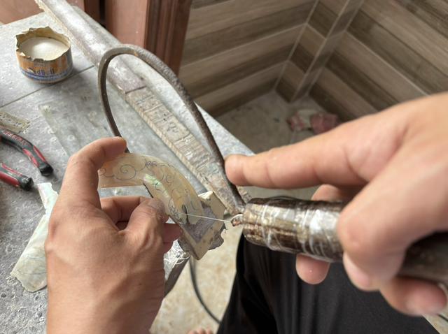 Vietnam artisans strive to preserve mother-of-pearl inlay craft- Ảnh 1.