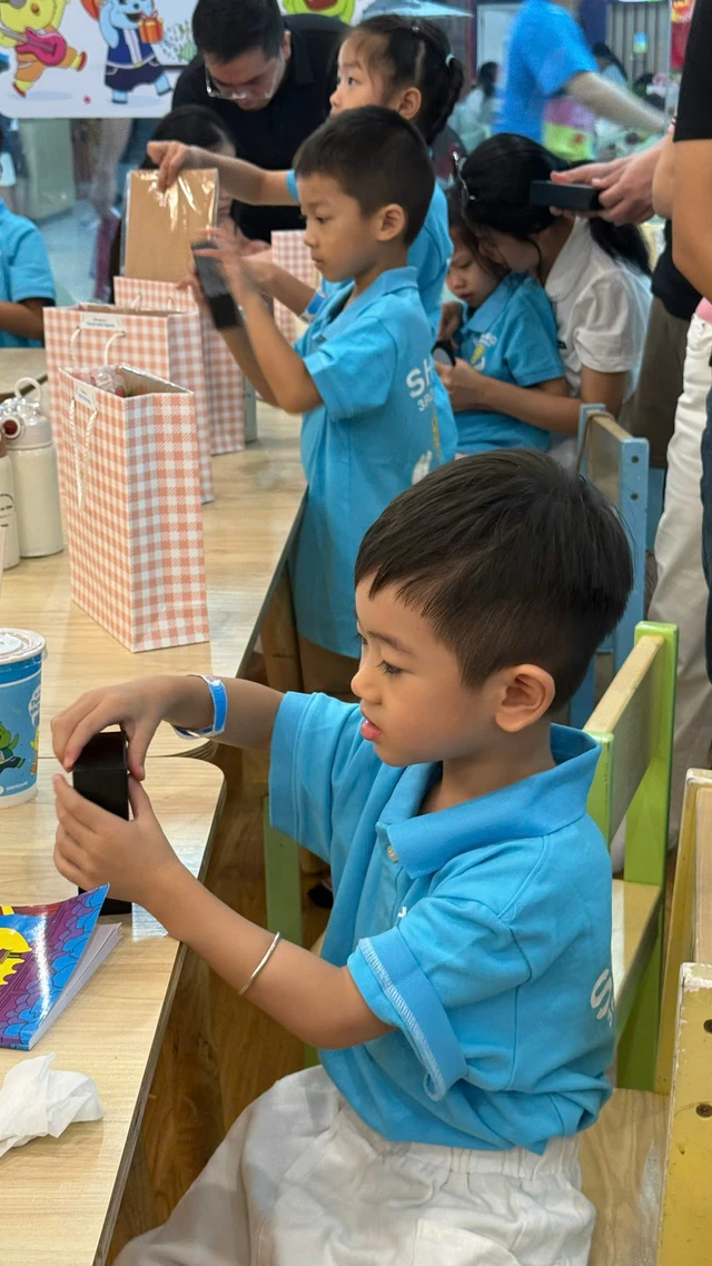 Thế hệ thứ 3 của Nhóm Chia sẻ - Sharing đóng góp Tết cho em - Ảnh 10.