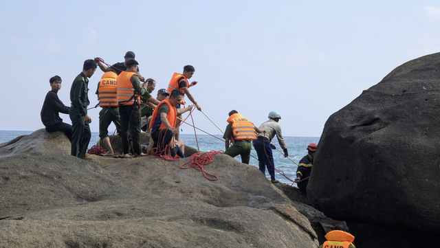 Vietnamese police, border guards rescue 2 foreign tourists from drowning
- Ảnh 3.