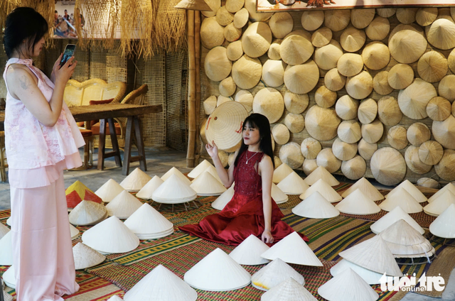 Local, int’l visitors captivated by traditional Tet festival in Vietnam’s Khanh Hoa- Ảnh 4.