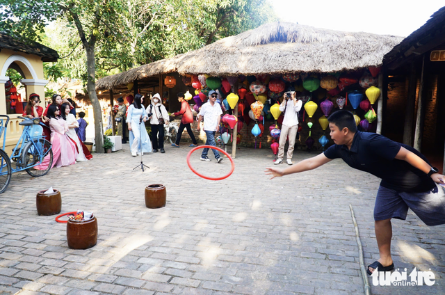 Local, int’l visitors captivated by traditional Tet festival in Vietnam’s Khanh Hoa- Ảnh 7.