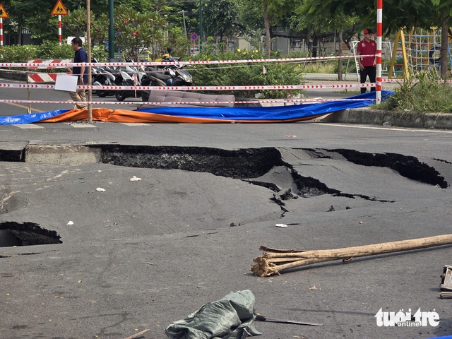 Road collapses along Tau Hu Canal in Ho Chi Minh City- Ảnh 3.