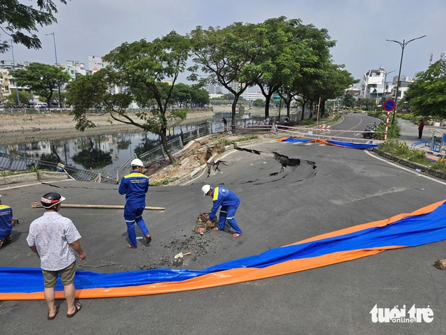 Road collapses along Tau Hu Canal in Ho Chi Minh City- Ảnh 4.