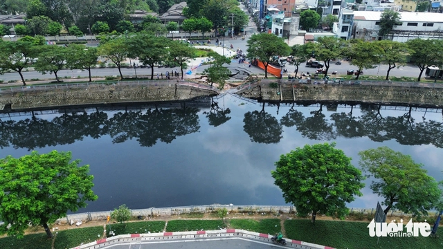 Road collapses along Tau Hu Canal in Ho Chi Minh City- Ảnh 6.