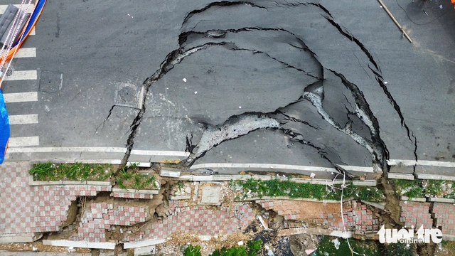 Road collapses along Tau Hu Canal in Ho Chi Minh City- Ảnh 9.