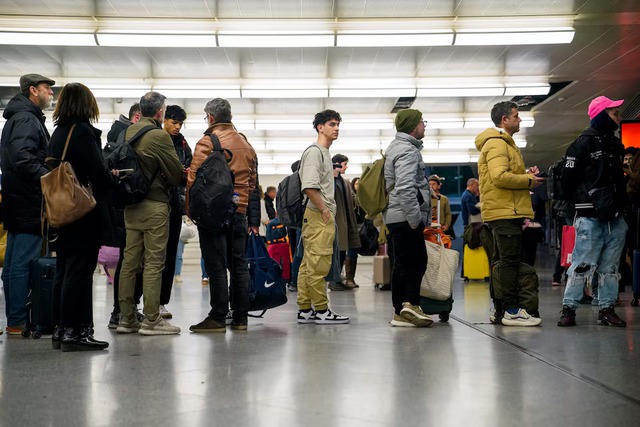 2 high-speed trains collide in Spain, police sources say 21 people killed- Ảnh 10.