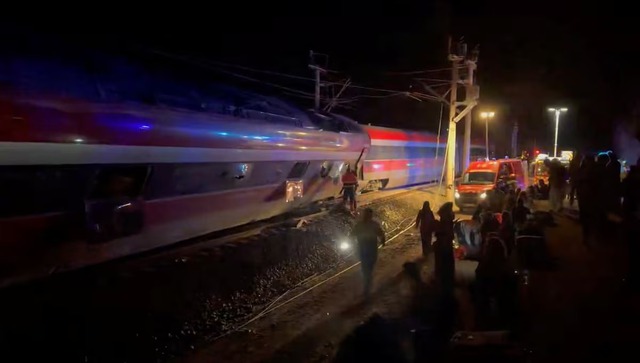 2 high-speed trains collide in Spain, police sources say 21 people killed- Ảnh 2.
