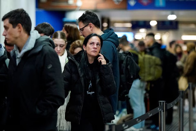 2 high-speed trains collide in Spain, police sources say 21 people killed- Ảnh 11.