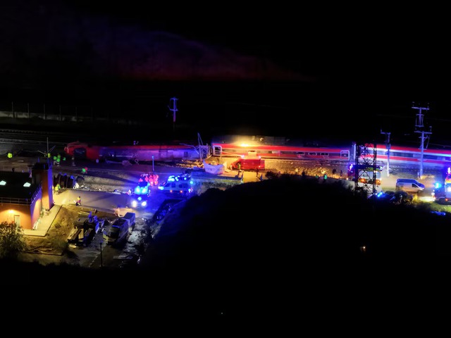 2 high-speed trains collide in Spain, police sources say 21 people killed- Ảnh 1.