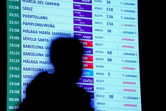 2 high-speed trains collide in Spain, police sources say 21 people killed- Ảnh 8.