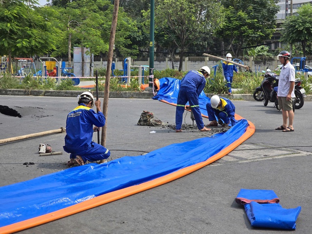 Road collapses along Tau Hu Canal in Ho Chi Minh City- Ảnh 2.