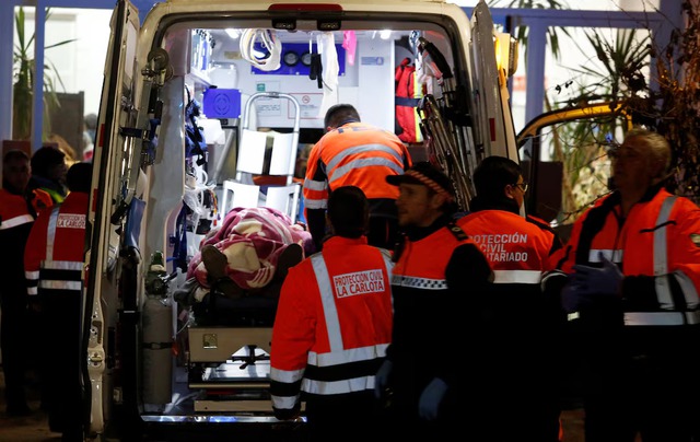 2 high-speed trains collide in Spain, police sources say 21 people killed- Ảnh 6.