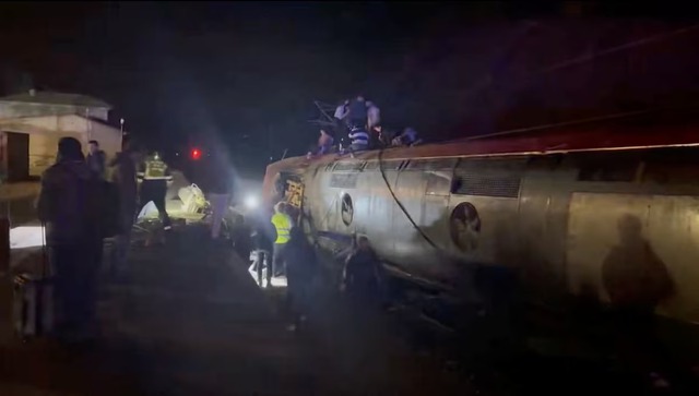 2 high-speed trains collide in Spain, police sources say 21 people killed- Ảnh 3.